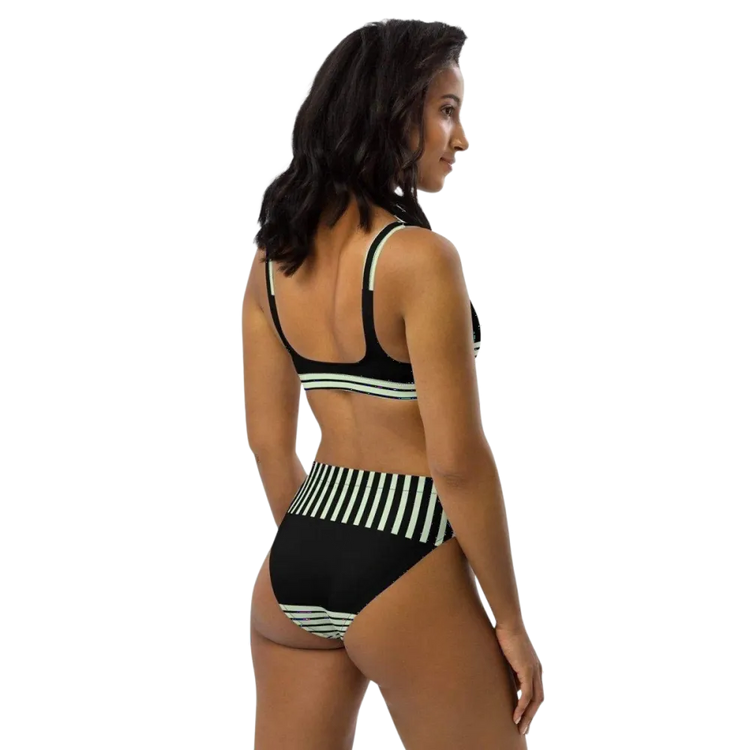 Damen Bikini von BUYATHOME24, zweilagig und schnelltrocknend, in XS bis 3XL, zeigt das Oberteil und Höschen in leuchtenden Farben