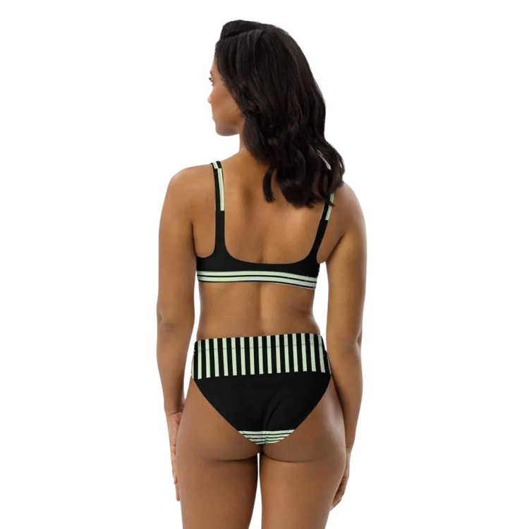 Zweilagiger Damen Bikini in XS-3XL von BUYATHOME24, schnelltrocknend, mit buntem Muster und verstellbaren Trägern.