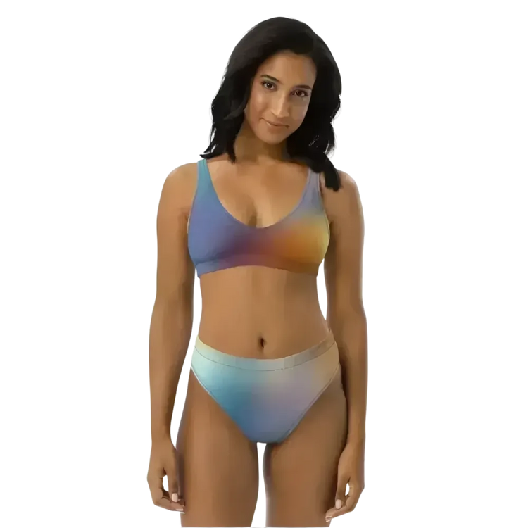 Damen Bikini Zweiteiler von BUYATHOME24, schnelltrocknend, in Größen XS-3XL, personalisierbar, liegt flach auf einem weißen Hintergrund.