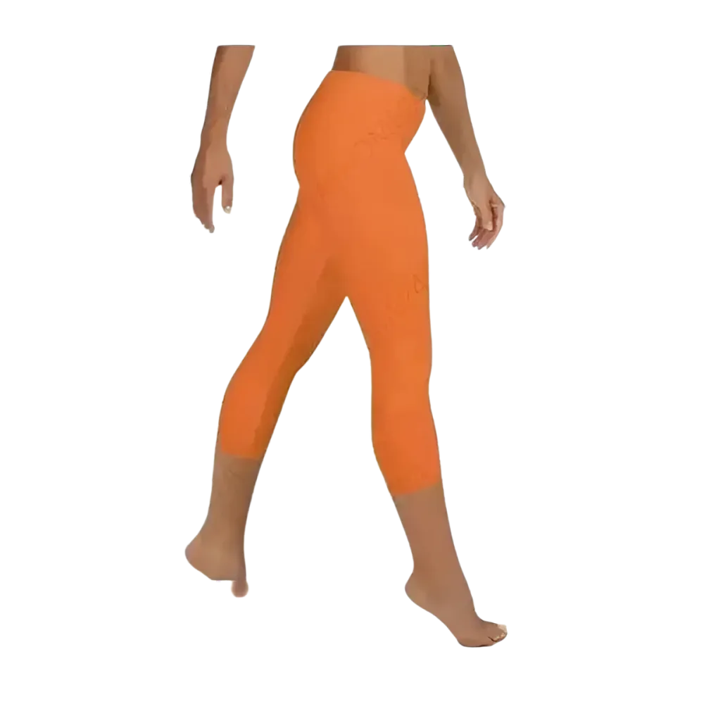 Damen Capri-Leggings von BUYATHOME24, sportliche Yoga-Leggings mit UV-Schutz in XS bis XL, personalisierbar, auf einem Modell getragen