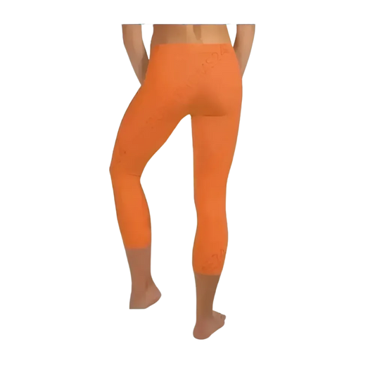 Damen Capri-Leggings von BUYATHOME24, sportliche Yoga-Leggings mit UV-Schutz in verschiedenen Größen, personalisierbar, bequem.