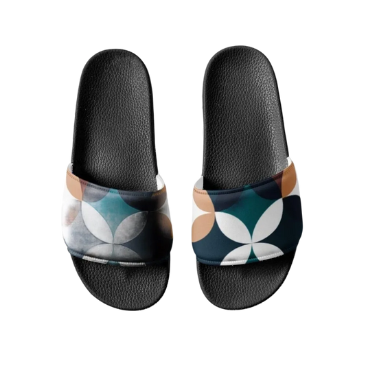 Damen und Mädchen Badeschlappen aus Kunstleder in Größe 36-44 von BUYATHOME24, bequemer Schuh für den Sommer.