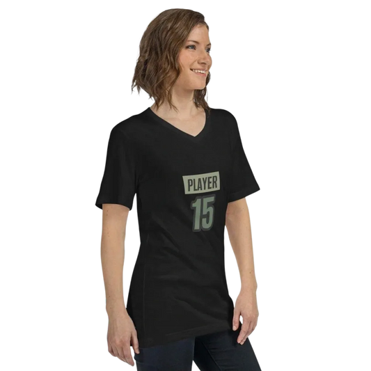 Unisex V-Ausschnitt T-Shirt von BUYATHOME24 aus Baumwolle in S-2XL, Damenmodell mit Druck auf hellem Hintergrund.