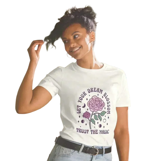 Weißes Damen T-Shirt mit roter Rose Grafik, kurzarm, Baumwolle, von BUYATHOME24, bedruckbar, Größen S bis 3XL.