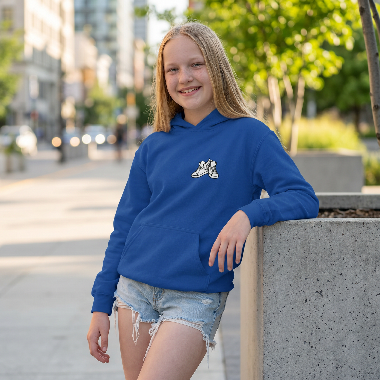 Unisex Kinder Hoodie mit Sneaker-Grafik in Blau und Weiß, aus Baumwolle, bequem und stylish in den Größen XS bis XL