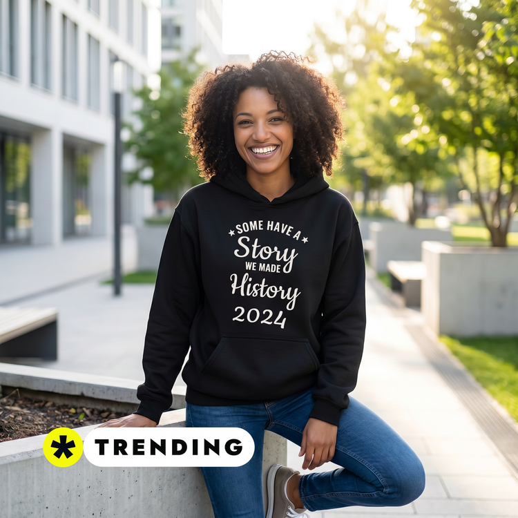 Grafik Damen Hoodie von BUYATHOME24, personalisierbarer Baumwoll-Kapuzenpullover in S-5XL, getragen von einer Person.