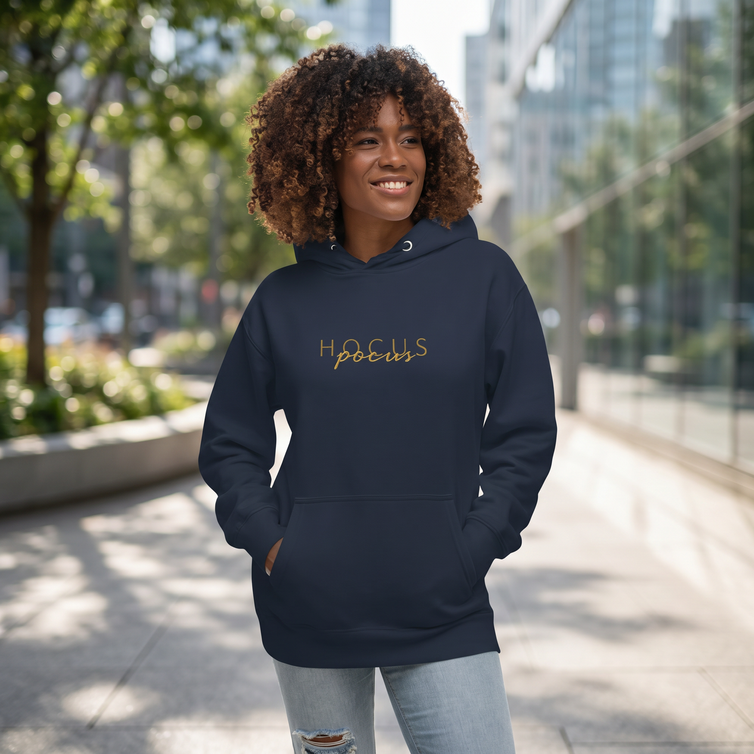 Unisex Hoodie von BUYATHOME24 mit doppelter Kapuze, in S bis 3XL, aus weichem Material, auf dem Bild in dunkler Farbe.