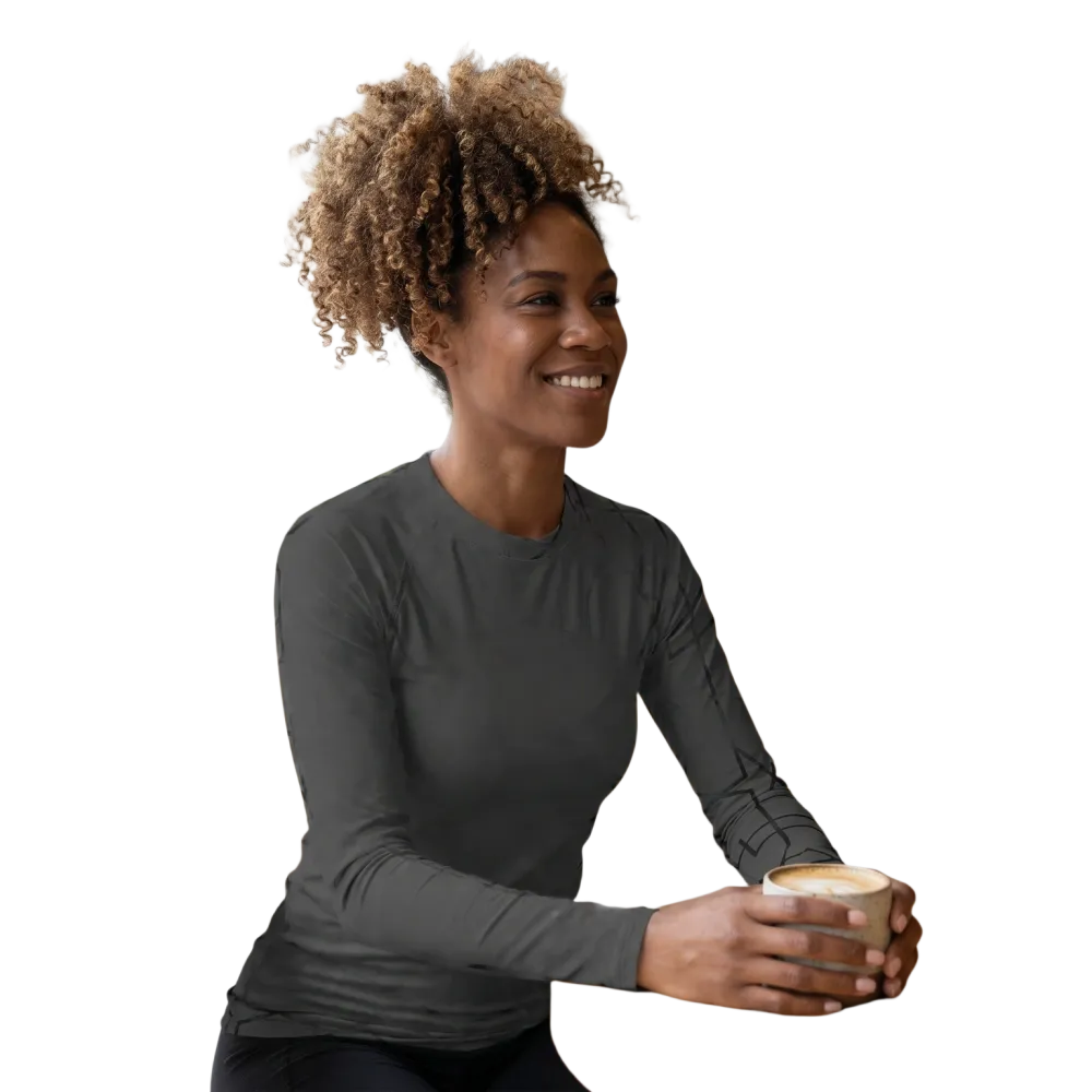 Damen Fitness-Top von BUYATHOME24, langärmliges Sportshirt in XS-3XL, atmungsaktiv und personalisierbar, auf weißem Hintergrund.
