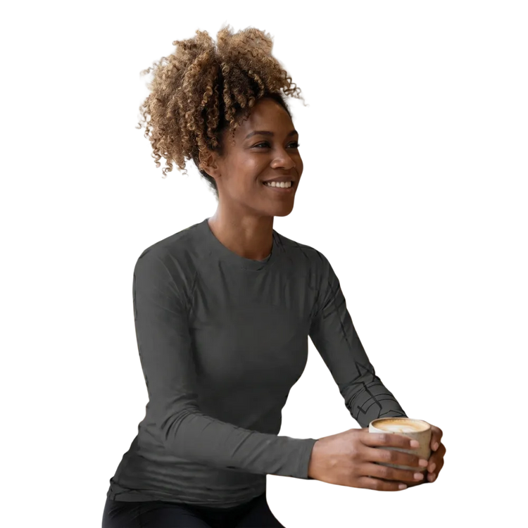 Damen Fitness-Top von BUYATHOME24, langärmliges Sportshirt in XS-3XL, atmungsaktiv und personalisierbar, auf weißem Hintergrund.