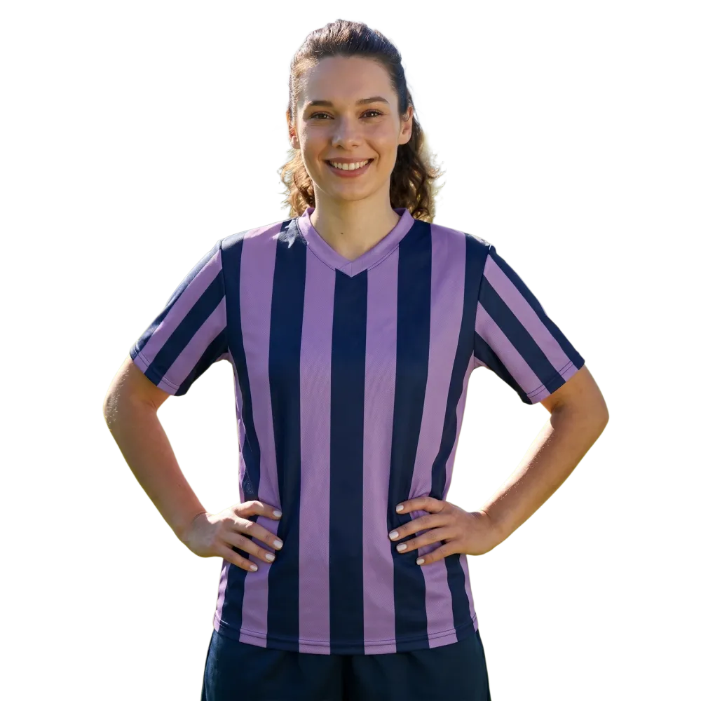 Unisex Fußball T-Shirt von BUYATHOME24, 100% Polyester, V-Ausschnitt, in 2XS-6XL, bequemes Sportshirt mit Fußballmotiv.