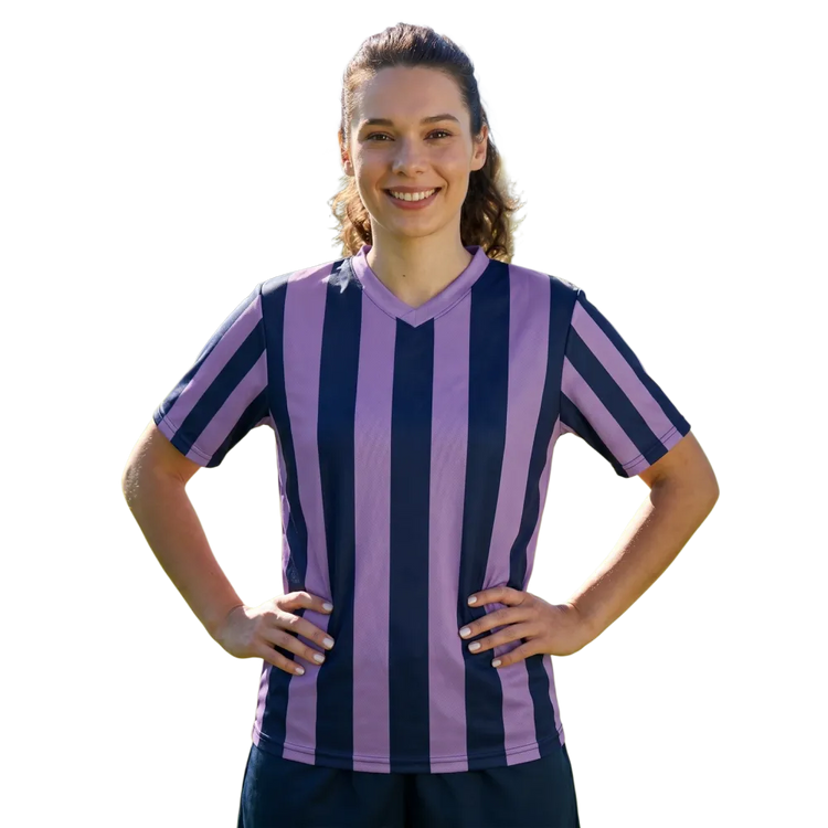 Unisex Fußball T-Shirt von BUYATHOME24, 100% Polyester, V-Ausschnitt, in 2XS-6XL, bequemes Sportshirt mit Fußballmotiv.