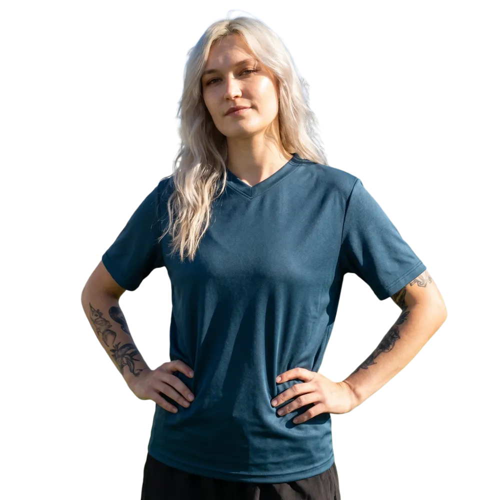 Unisex Fußball T-Shirt mit V-Ausschnitt, schnelltrocknend, bedruckt, in 2XS-6XL, von BUYATHOME24, sichtbare Fußballmuster.