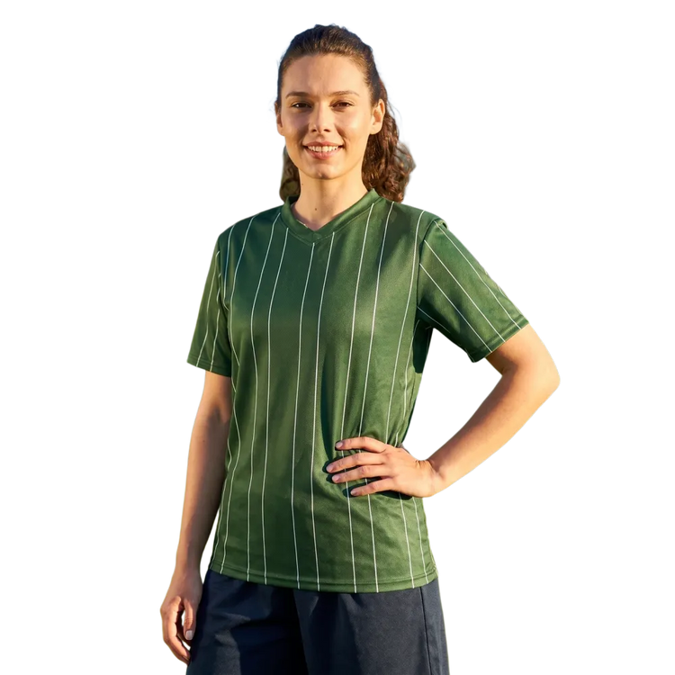 Unisex Fußball T-Shirt mit V-Ausschnitt, schnelltrocknend, in verschiedenen Größen, von BUYATHOME24, blickdicht und bequem.