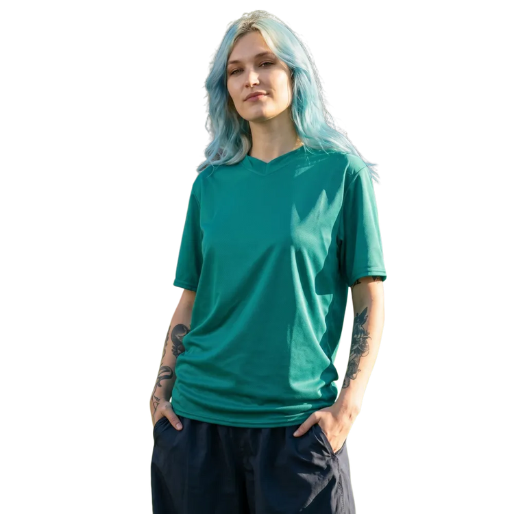 Unisex Fußball T-Shirt von BUYATHOME24, schnelltrocknend, mit V-Ausschnitt, in den Größen 2XS bis 6XL, bequem und sportlich.
