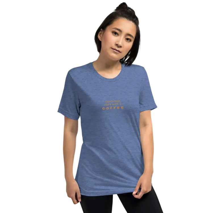 Damen T-Shirt mit Kaffee Spruch Grafik in Blau, unisex Tri-Blend Material, Frontansicht, von BUYATHOME24, in XS bis 4XL