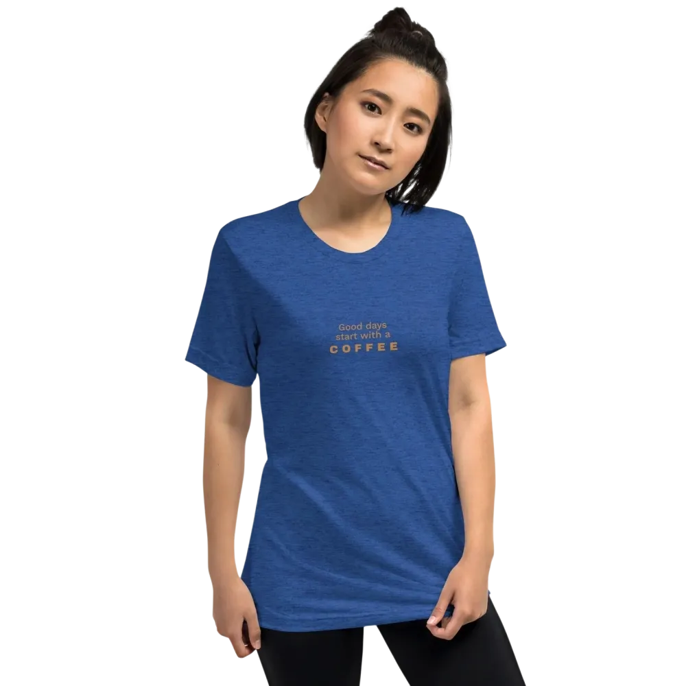 Damen T-Shirt mit Kaffee Spruch Grafik in True Royal, unisex Tri-Blend Material, Kurzarm, bequemes Basic Shirt von BUYATHOME24