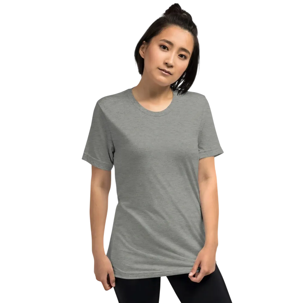 Unisex Tri-Blend T-Shirt in Athletic Grey mit Kaffee Spruch Grafik für Damen, Damen T-Shirt von BUYATHOME24, vorne sichtbar