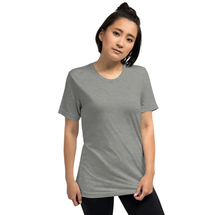 Unisex Tri-Blend T-Shirt in Athletic Grey mit Kaffee Spruch Grafik für Damen, Damen T-Shirt von BUYATHOME24, vorne sichtbar