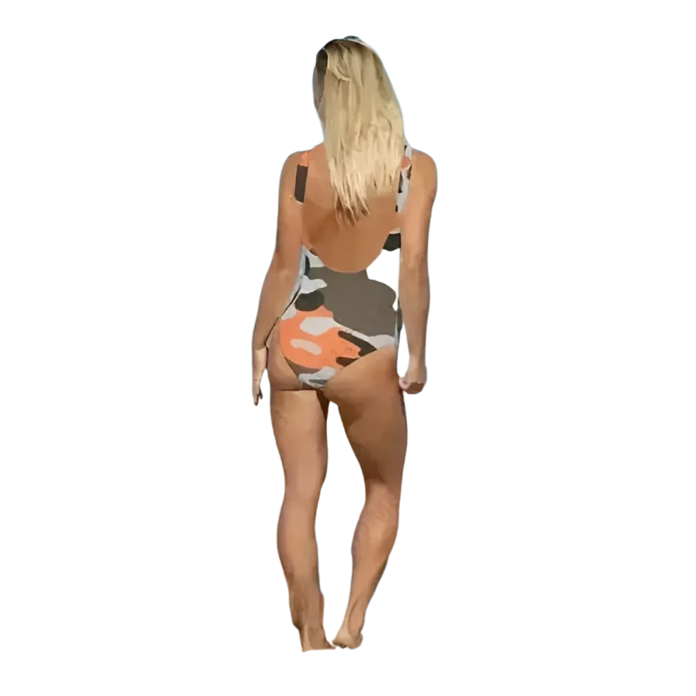 Orange Camouflage Damen Badeanzug von BUYATHOME24 mit U-Ausschnitt, chlorbeständig, in XS bis 3XL, bequem und stylisch.