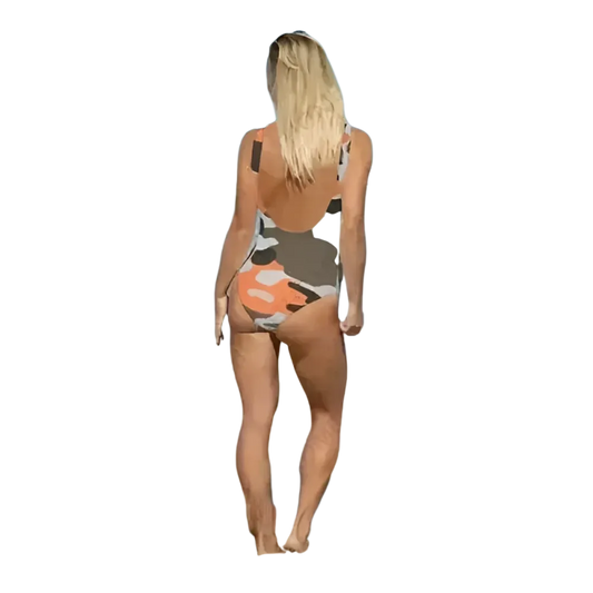 Orange Camouflage Damen Badeanzug von BUYATHOME24 mit U-Ausschnitt, chlorbeständig, in XS bis 3XL, bequem und stylisch.
