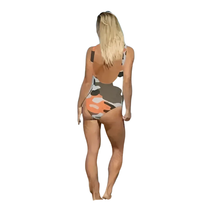Orange Camouflage Damen Badeanzug von BUYATHOME24 mit U-Ausschnitt, chlorbeständig, in XS bis 3XL, bequem und stylisch.