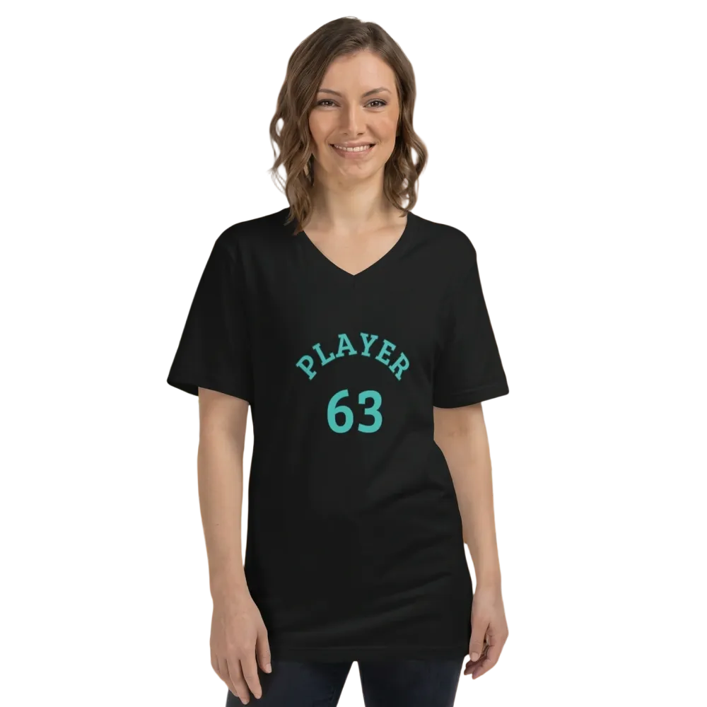 Unisex BUYATHOME24 Player 63 Grafik V-Ausschnitt T-Shirt in Schwarz, sichtbar mit Logo und Druck auf der Vorderseite.
