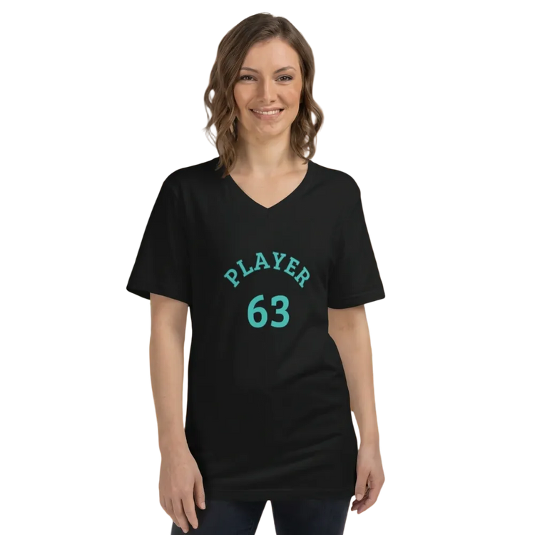 Unisex BUYATHOME24 Player 63 Grafik V-Ausschnitt T-Shirt in Schwarz, sichtbar mit Logo und Druck auf der Vorderseite.
