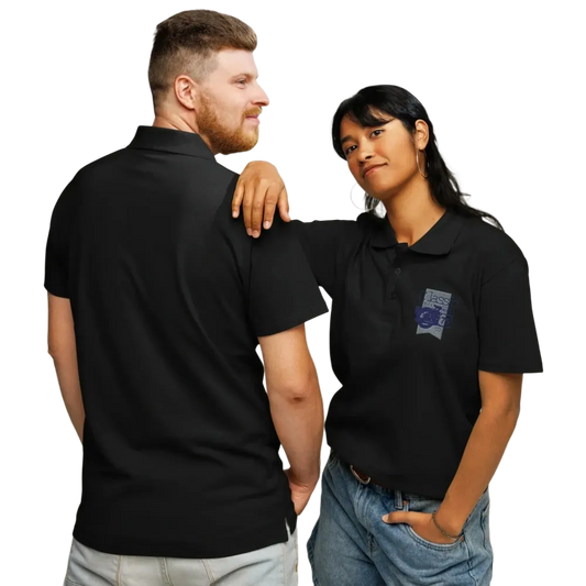 Unisex Polyester Poloshirt von BUYATHOME24 in Schwarz, klassisches Design, bestickt, mit dicker Piqué-Struktur, vorne und hinten.