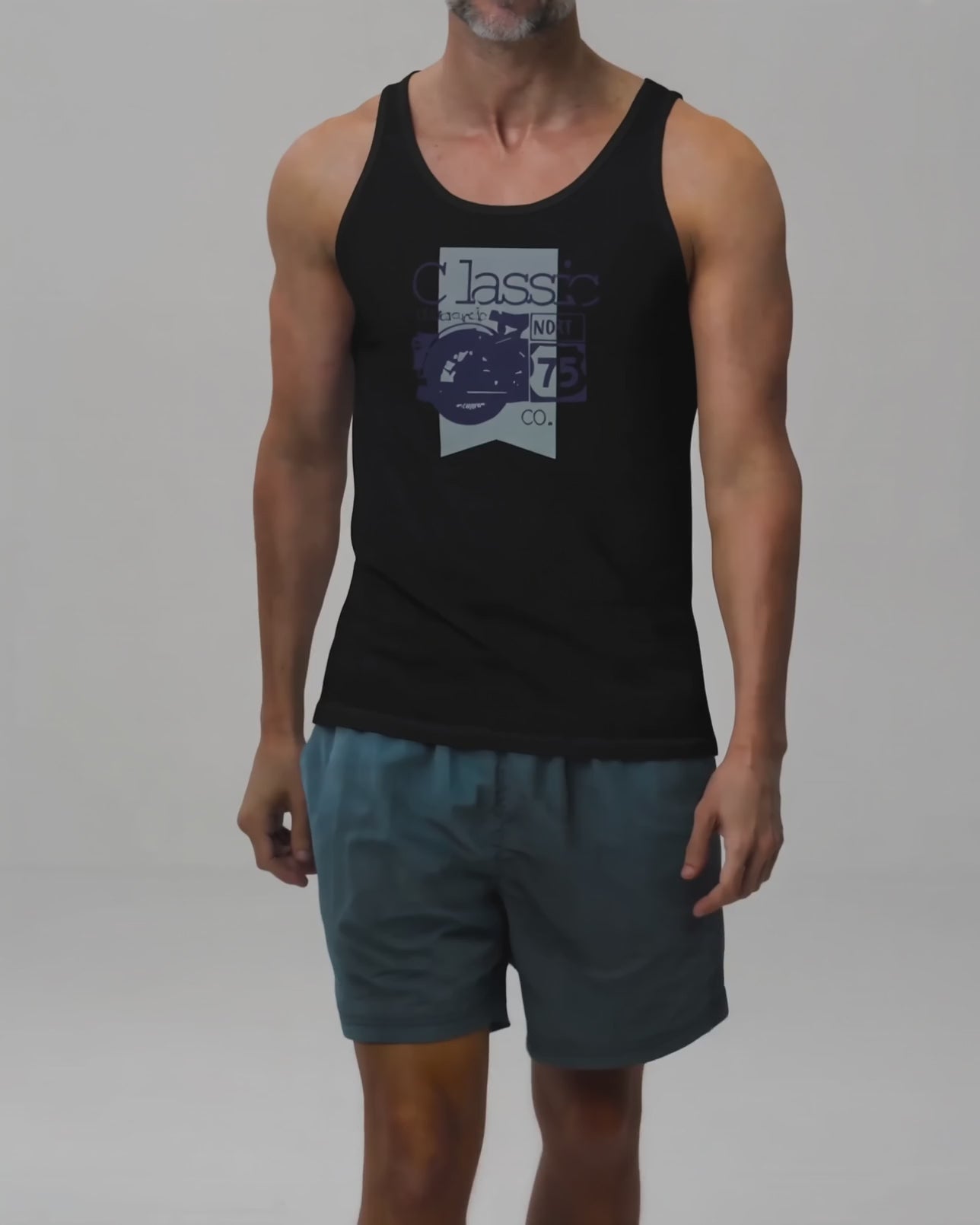 Schwarzes Classic-Motorrad-Tanktop an Theo mit sichtbarer Seitenpassform und bewegtem Saum.
