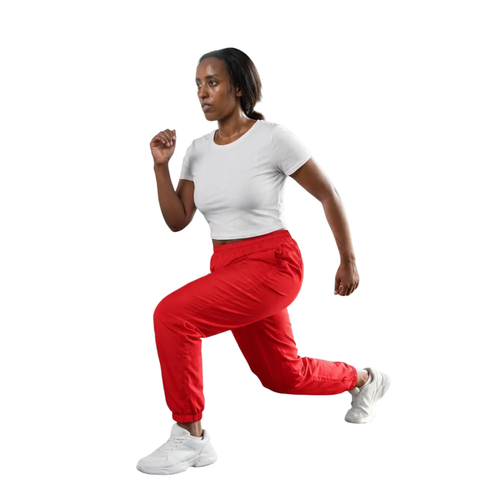 Rote Unisex Trainingshose von BUYATHOME24, wasserabweisende Sporthose in XS bis 3XL, bequem und sportlich für Training und Freizeit.