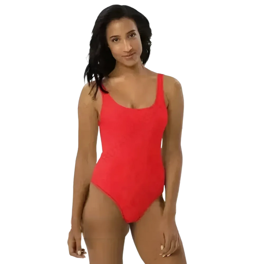 Roter Damen Badeanzug von BUYATHOME24 mit U-Ausschnitt, chlorbeständig, in XS bis 3XL, bedruckbar, auf einem Model getragen.