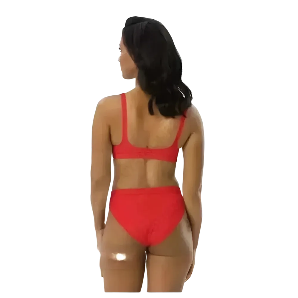 Roter Damen Bikini von BUYATHOME24, zweilagig, in XS bis 3XL, mit personalisierbarem Design, ansprechend auf einem Model präsentiert.