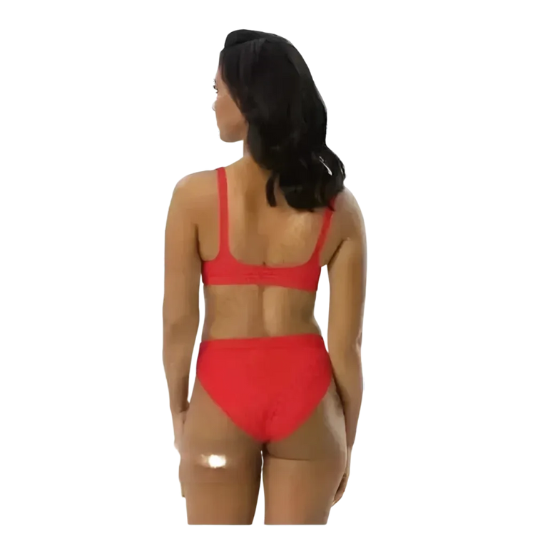Roter Damen Bikini von BUYATHOME24, zweilagig, in XS bis 3XL, mit personalisierbarem Design, ansprechend auf einem Model präsentiert.