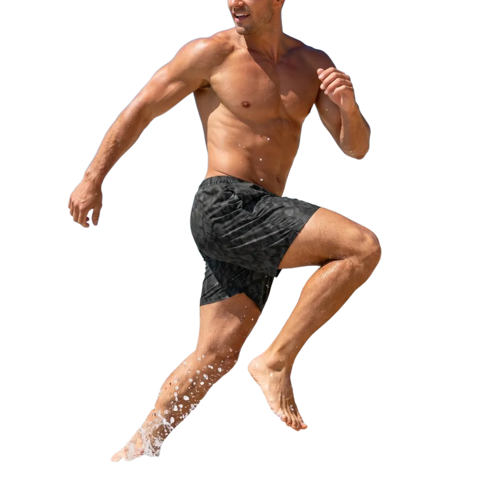 Schwarze Herren Badeshorts von BUYATHOME24, schnelltrocknend mit UV-Schutz 50+, in 2XS-6XL, liegen flach auf einem weißen Hintergrund.