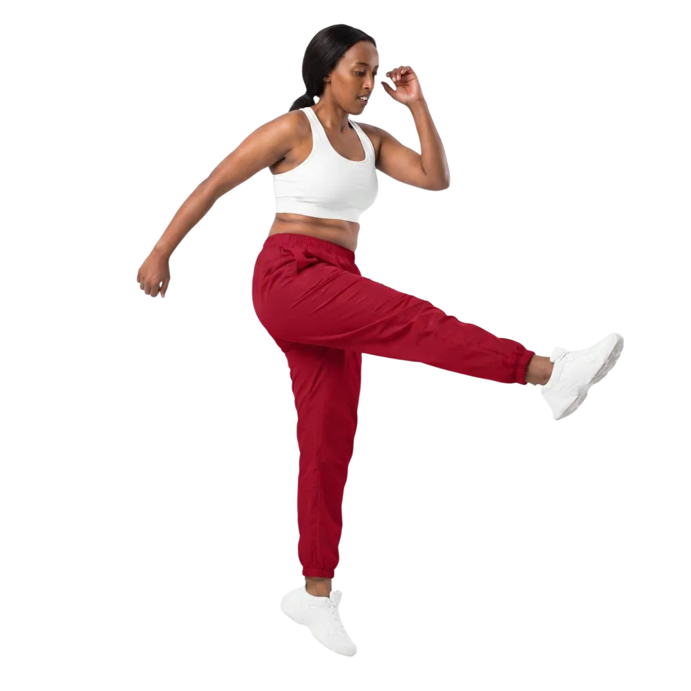 Unisex Trainingshose in Rot mit Wasserabweisendem Material und Mesh-Futter, erhältlich in XS bis 3XL, von BUYATHOME24.