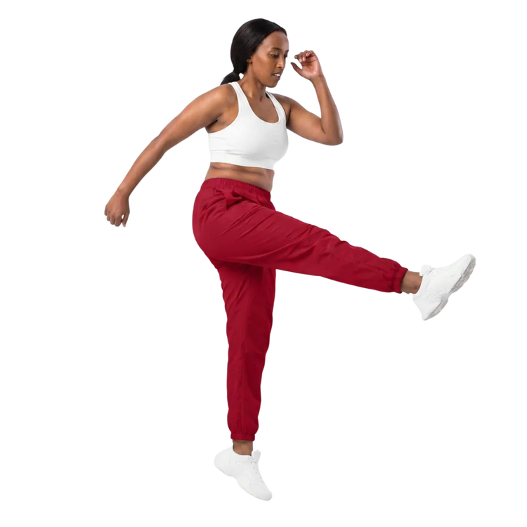Unisex Trainingshose in Rot mit Wasserabweisendem Material und Mesh-Futter, erhältlich in XS bis 3XL, von BUYATHOME24.
