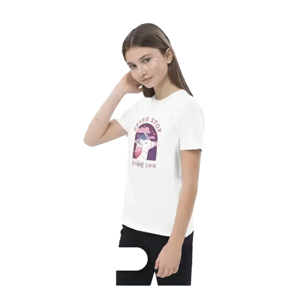 Mädchen tragen ein weißes Unisex-T-Shirt mit Einhorn-Grafik für Kinder 3-14 Jahre, kurzärmlig, von BUYATHOME24.