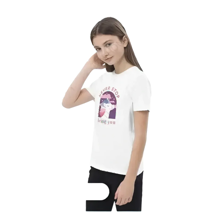 Mädchen tragen ein weißes Unisex-T-Shirt mit Einhorn-Grafik für Kinder 3-14 Jahre, kurzärmlig, von BUYATHOME24.