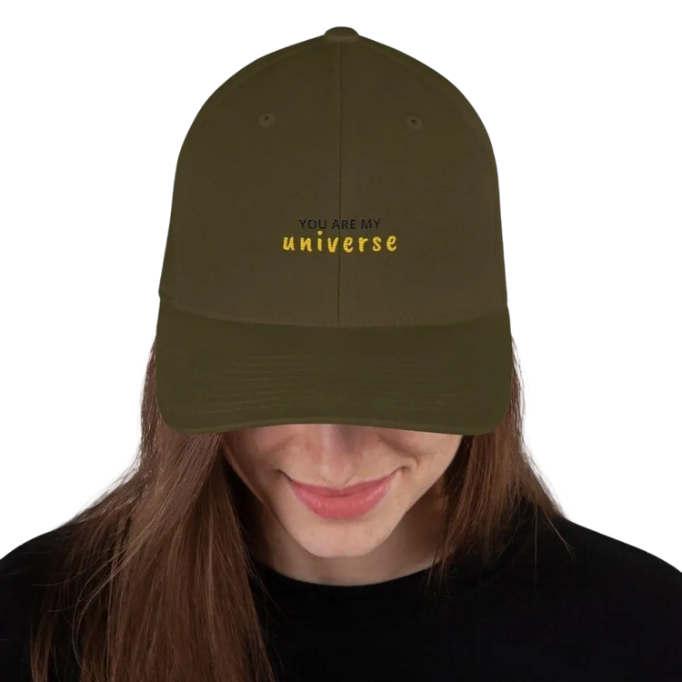 Unisex Baseball Cap aus Baumwollmischung, 54-60 cm, in natürlicher Passform, von BUYATHOME24, auf einem Model getragen