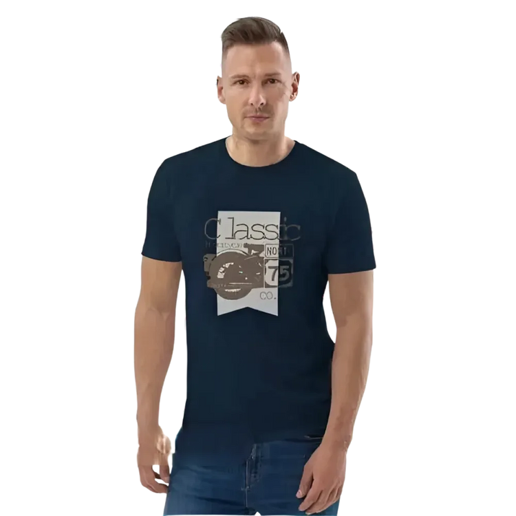 Unisex Grafik T-Shirt aus 100% Baumwolle in Größe S bis 5XL, mit buntem Druck, von BUYATHOME24, auf einem männlichen Model getragen.