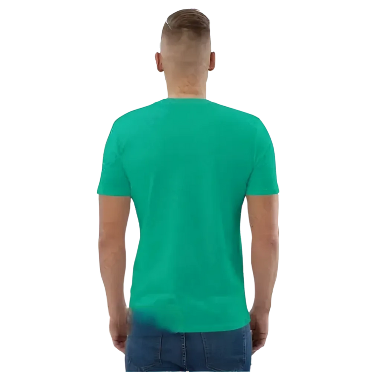 Unisex Grafik T-Shirt von BUYATHOME24, 100% Baumwolle, in den Größen S bis 5XL, mit auffälligem Druck, modelliert von einem Mann.