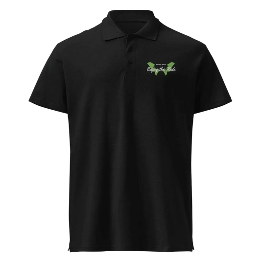 Unisex Poloshirt von BUYATHOME24, schwarzes Piqué-Poloshirt mit geripptem Kragen und Stickerei, vorne sichtbar.