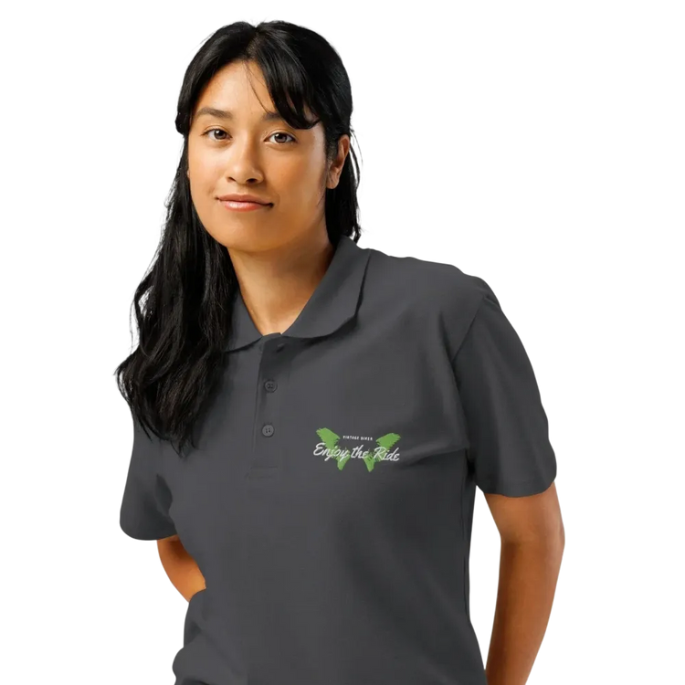 Unisex Poloshirt von BUYATHOME24 in Mouse Grey, gerippter Kragen, bestickt, Knopfleiste, Freizeitkleidung, vorderes Bild.