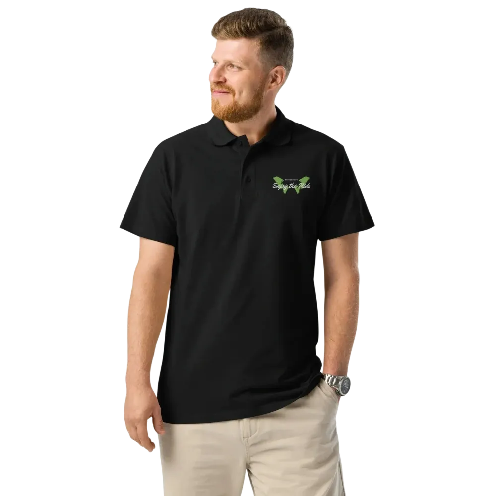 Unisex Poloshirt von BUYATHOME24, schwarzes Piqué-Poloshirt mit geripptem Kragen und Stickerei, vorne sichtbar.