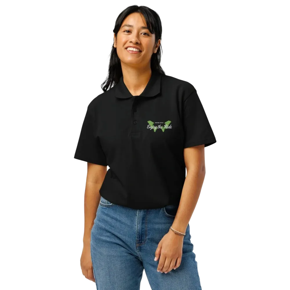 Unisex Poloshirt von BUYATHOME24, schwarzes Piqué-Poloshirt mit geripptem Kragen und Stickerei, vorne sichtbar.