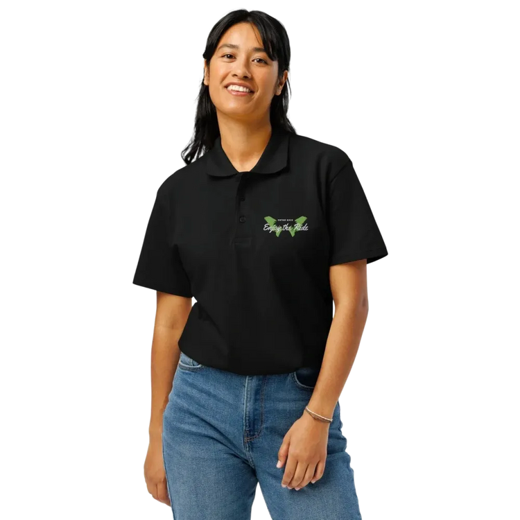 Unisex Poloshirt von BUYATHOME24, schwarzes Piqué-Poloshirt mit geripptem Kragen und Stickerei, vorne sichtbar.