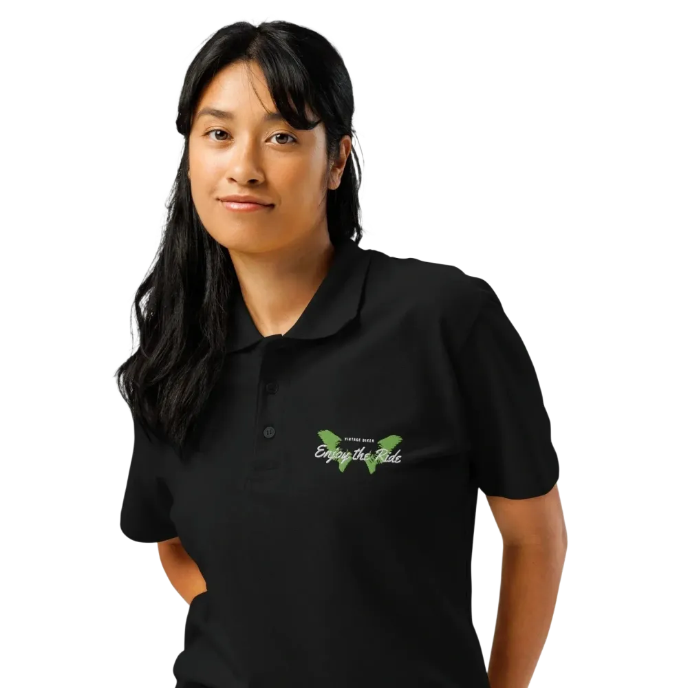 Unisex Poloshirt von BUYATHOME24, schwarzes Piqué-Poloshirt mit geripptem Kragen und Stickerei, links vorne, in S bis 5XL.
