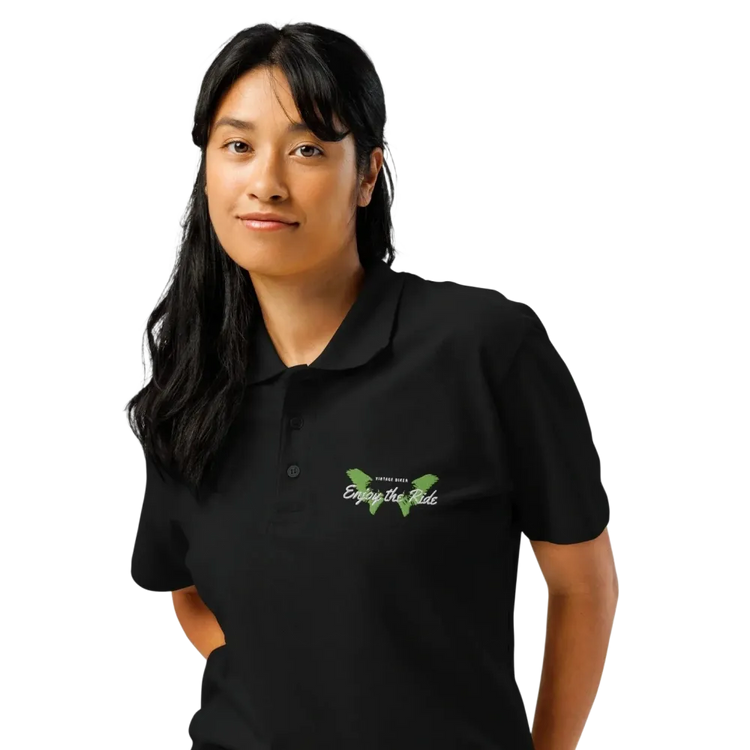 Unisex Poloshirt von BUYATHOME24, schwarzes Piqué-Poloshirt mit geripptem Kragen und Stickerei, links vorne, in S bis 5XL.