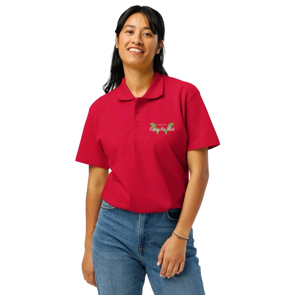 Unisex Poloshirt von BUYATHOME24, rotes Piqué-Poloshirt mit Knopfleiste, geripptem Kragen und Stickerei, vorne sichtbar.