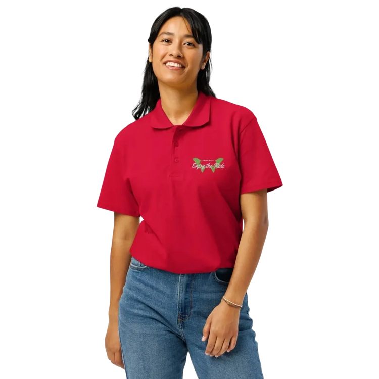 Unisex Poloshirt von BUYATHOME24, rotes Piqué-Poloshirt mit Knopfleiste, geripptem Kragen und Stickerei, vorne sichtbar.